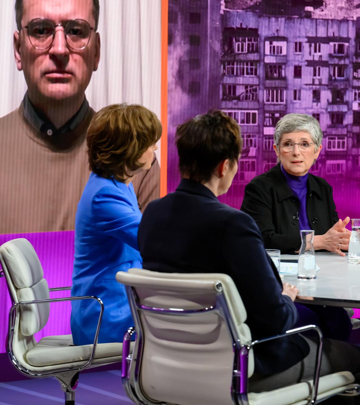 Von links:  Maybrit Illner, Nicole Deitelhoff, Britta HaßelmannSCHALTE: Dmytro Kuleba