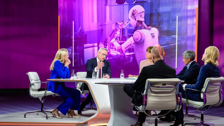 Maybrit Illner diskutiert im Studio mit Sarah Tacke, Karsten Wildberger, Sascha Lobo, Ranga Yogeshwar und Jeannette zu Fürstenberg