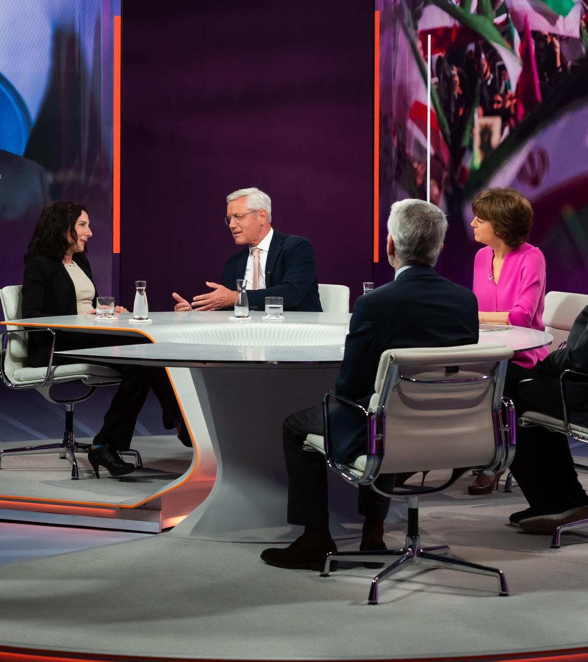 v.l.: Juli Zeh,Norbert Röttgen, Maybrit Illner, Sigmar Gabriel und Carlo Masala 