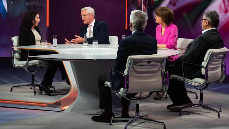 v.l.: Juli Zeh,Norbert Röttgen, Maybrit Illner, Sigmar Gabriel und Carlo Masala 