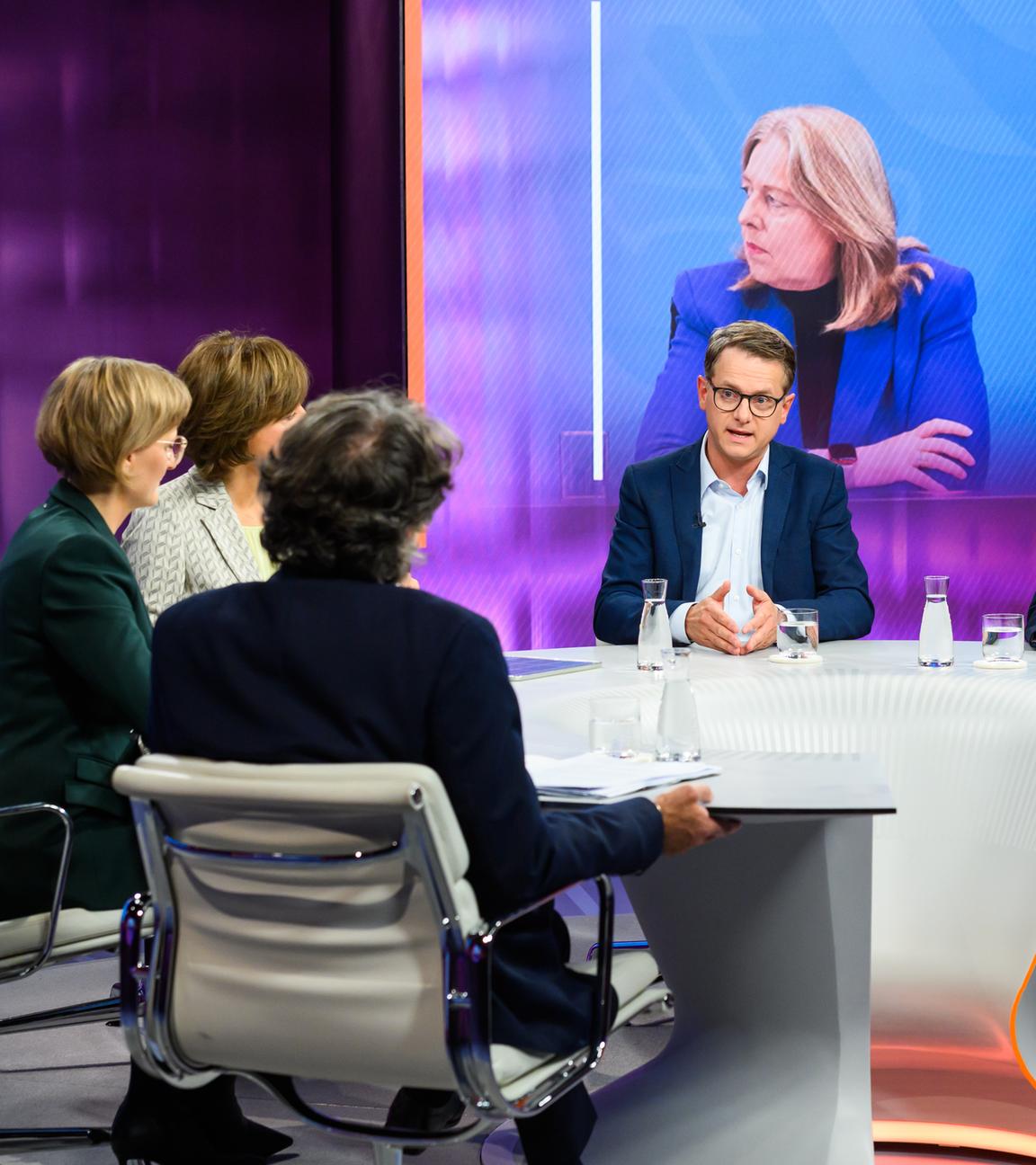 Zu Gast bei Maybrit Illner sind der CDU-Generalsekretär Carsten Linnemann, die Grünenvorsitzende Franziska Brantner, Jens Südekum, Ökonom und persönlicher Beauftragter für die gesamtwirtschaftliche Entwicklung des Bundesfinanzministers, und die Journalisten Giovanni di Lorenzo (Chefredakteur „Die Zeit“) und Kerstin Münstermann (Leiterin der Parlamentsredaktion „Rheinische Post“). 