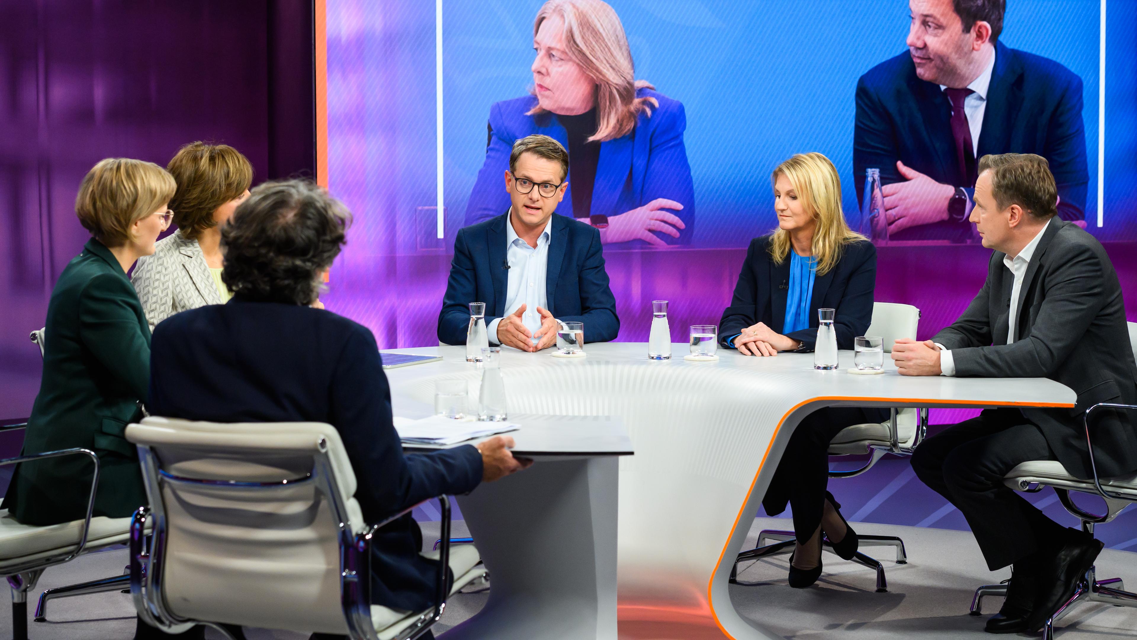 Zu Gast bei Maybrit Illner sind der CDU-Generalsekretär Carsten Linnemann, die Grünenvorsitzende Franziska Brantner, Jens Südekum, Ökonom und persönlicher Beauftragter für die gesamtwirtschaftliche Entwicklung des Bundesfinanzministers, und die Journalisten Giovanni di Lorenzo (Chefredakteur „Die Zeit“) und Kerstin Münstermann (Leiterin der Parlamentsredaktion „Rheinische Post“). 
