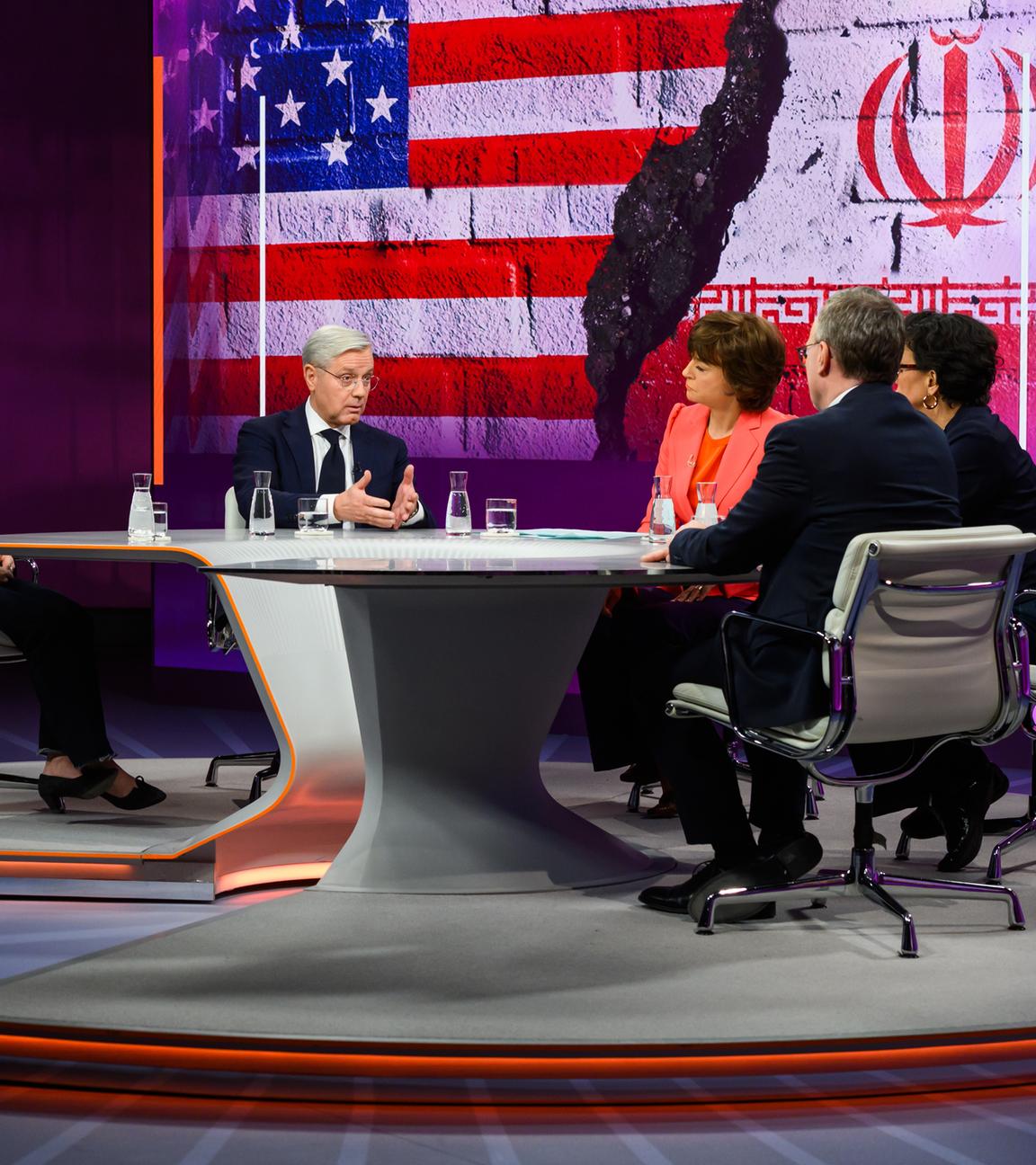 v.l.: Bente Scheller, Norbert Röttgen, Maybrit Illner, Mariam Lau, Lars FeldSchalte: Ben Hodges