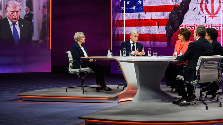 v.l.: Bente Scheller, Norbert Röttgen, Maybrit Illner, Mariam Lau, Lars FeldSchalte: Ben Hodges