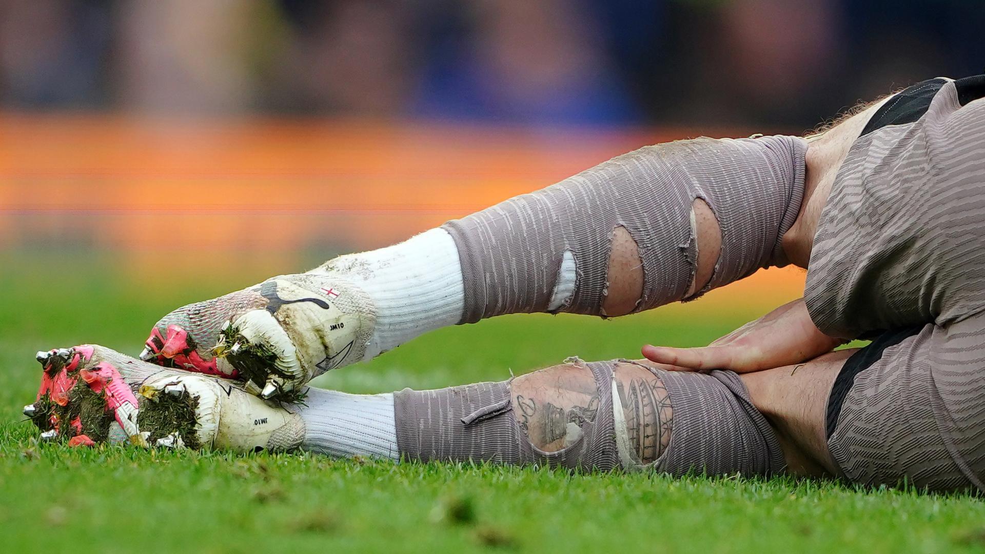 Ein Spieler liegt verletzt auf dem Rasen