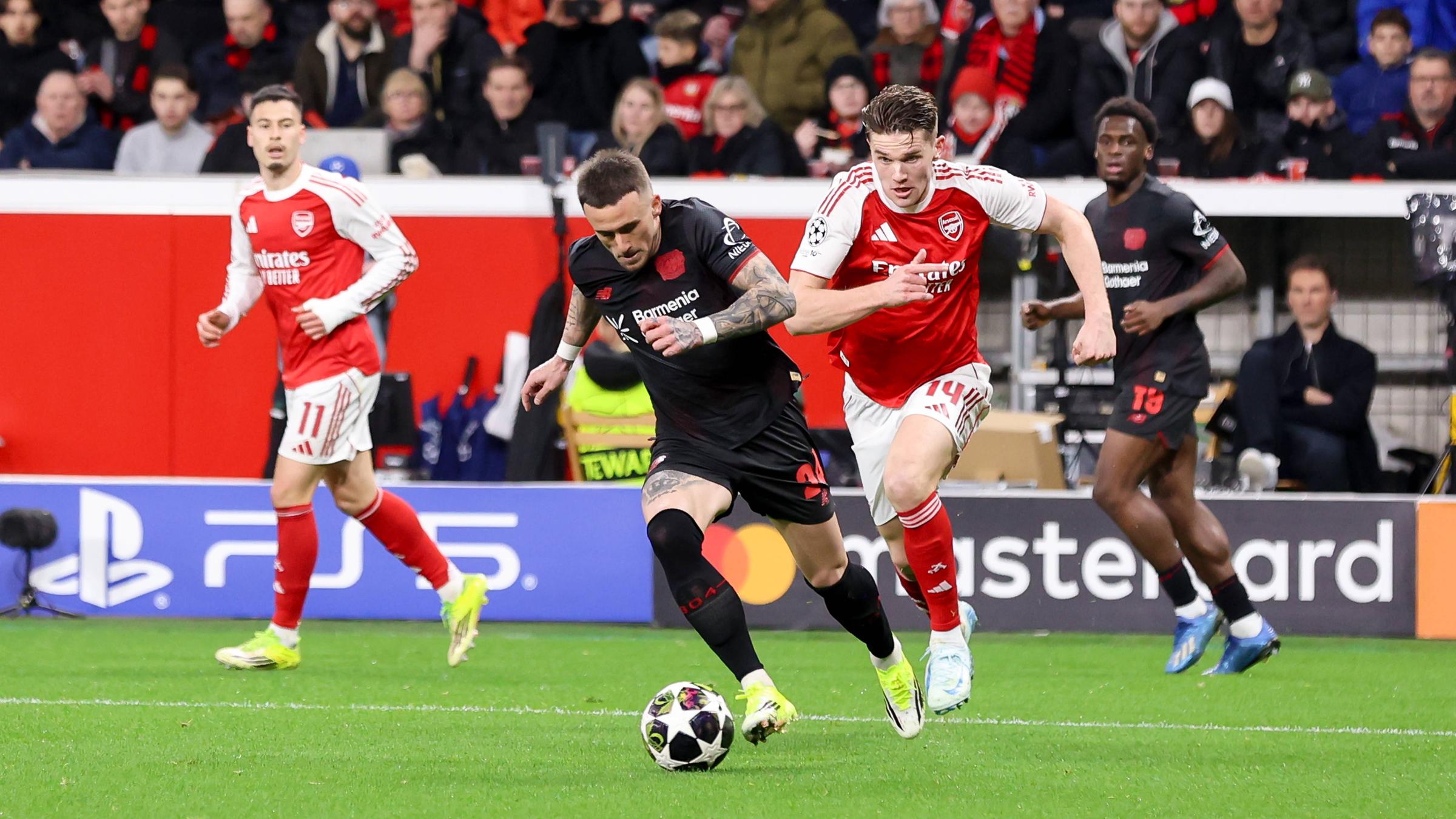 Leverkusens Mittelfeldspieler Aleix García wird von Arsenal Londons Mittelstürmer Viktor Gyökeres in der eigenen Hälfte verfolgt