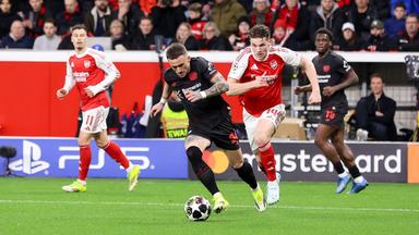 Leverkusens Mittelfeldspieler Aleix García wird von Arsenal Londons Mittelstürmer Viktor Gyökeres in der eigenen Hälfte verfolgt