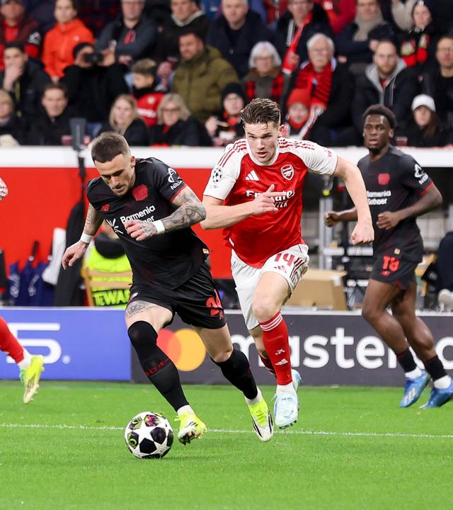 Leverkusens Mittelfeldspieler Aleix García wird von Arsenal Londons Mittelstürmer Viktor Gyökeres in der eigenen Hälfte verfolgt
