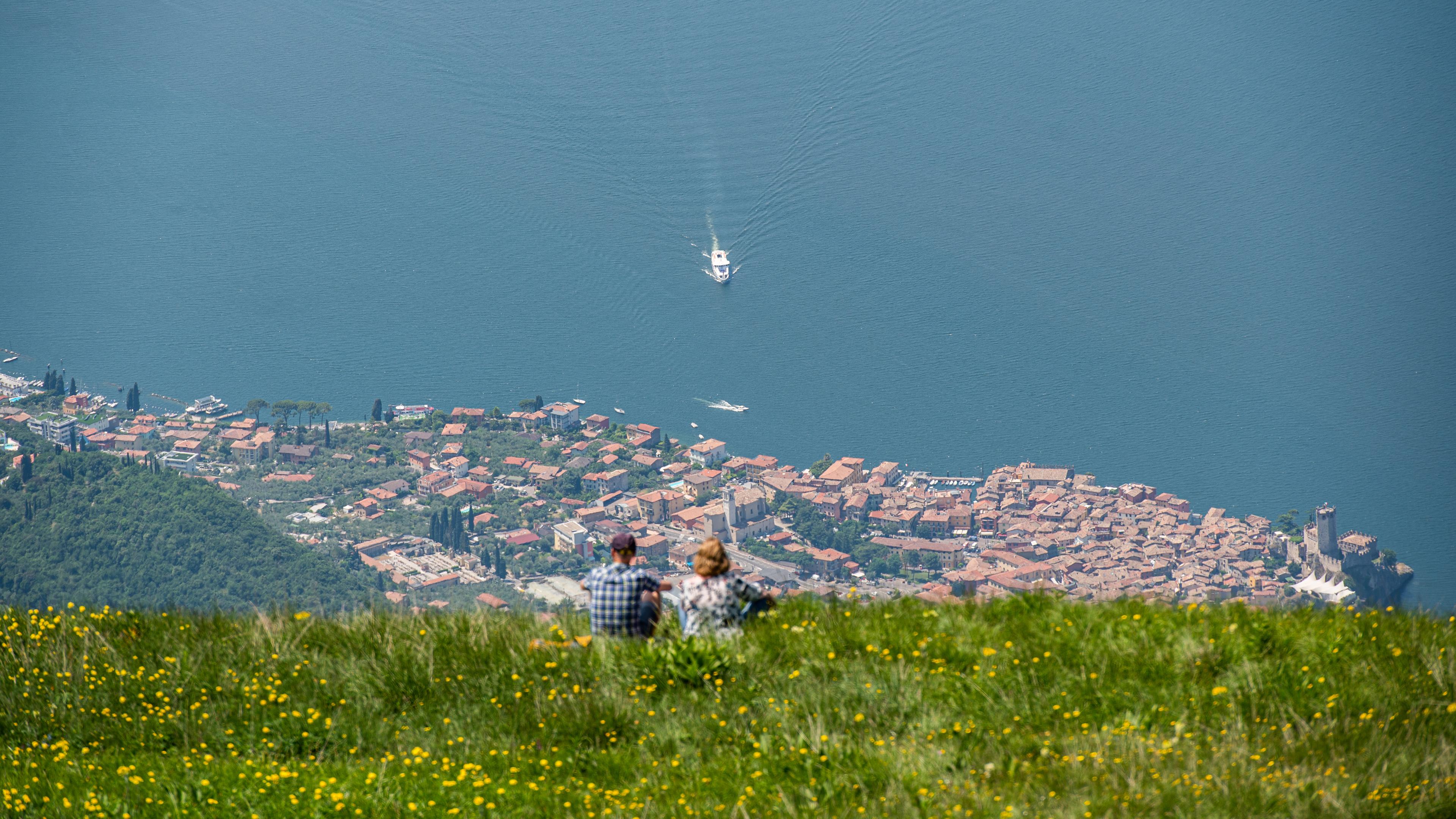 Italien, Malcesine: Blick vom Berg Monte Baldo auf den Gardasee. Archivbild