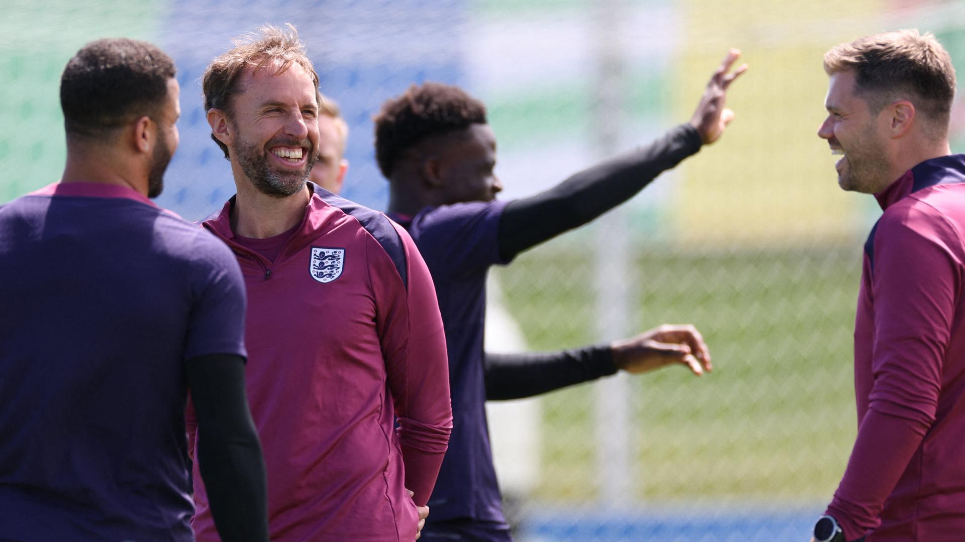 Englands Cheftrainer Gareth Southgate leitet eine Trainingseinheit im Basislager der Mannschaft.