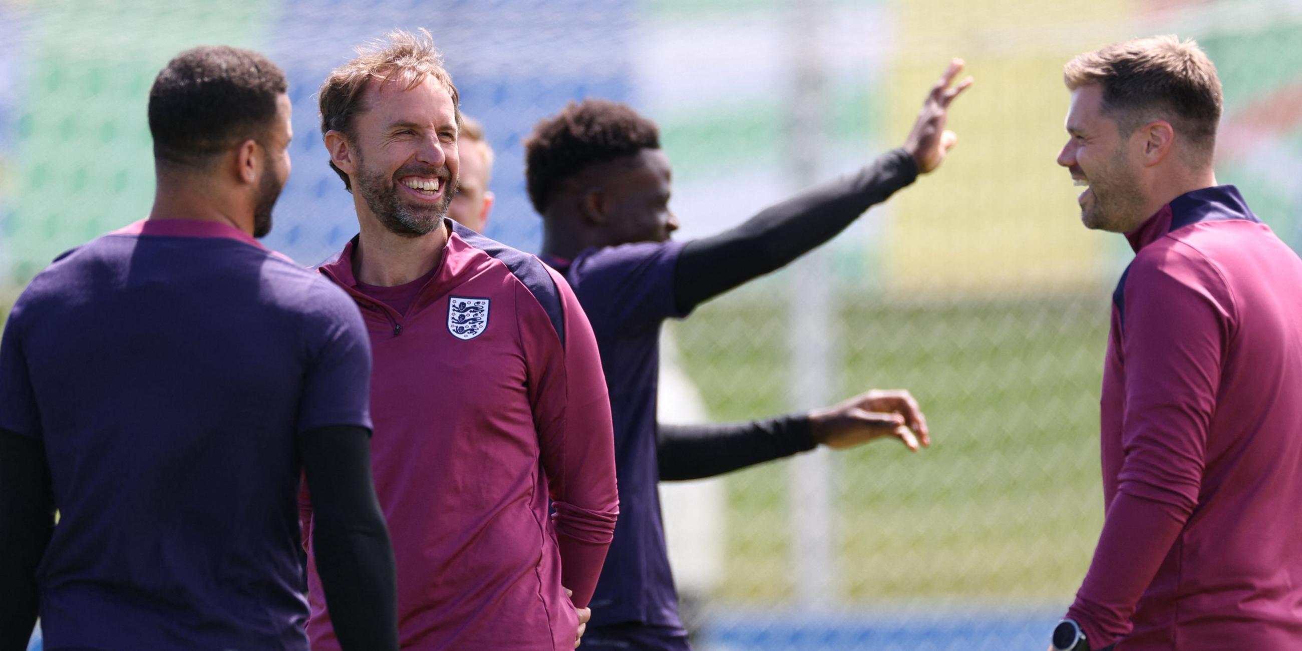 Englands Cheftrainer Gareth Southgate leitet eine MD-1-Trainingseinheit im Basislager der Mannschaft.