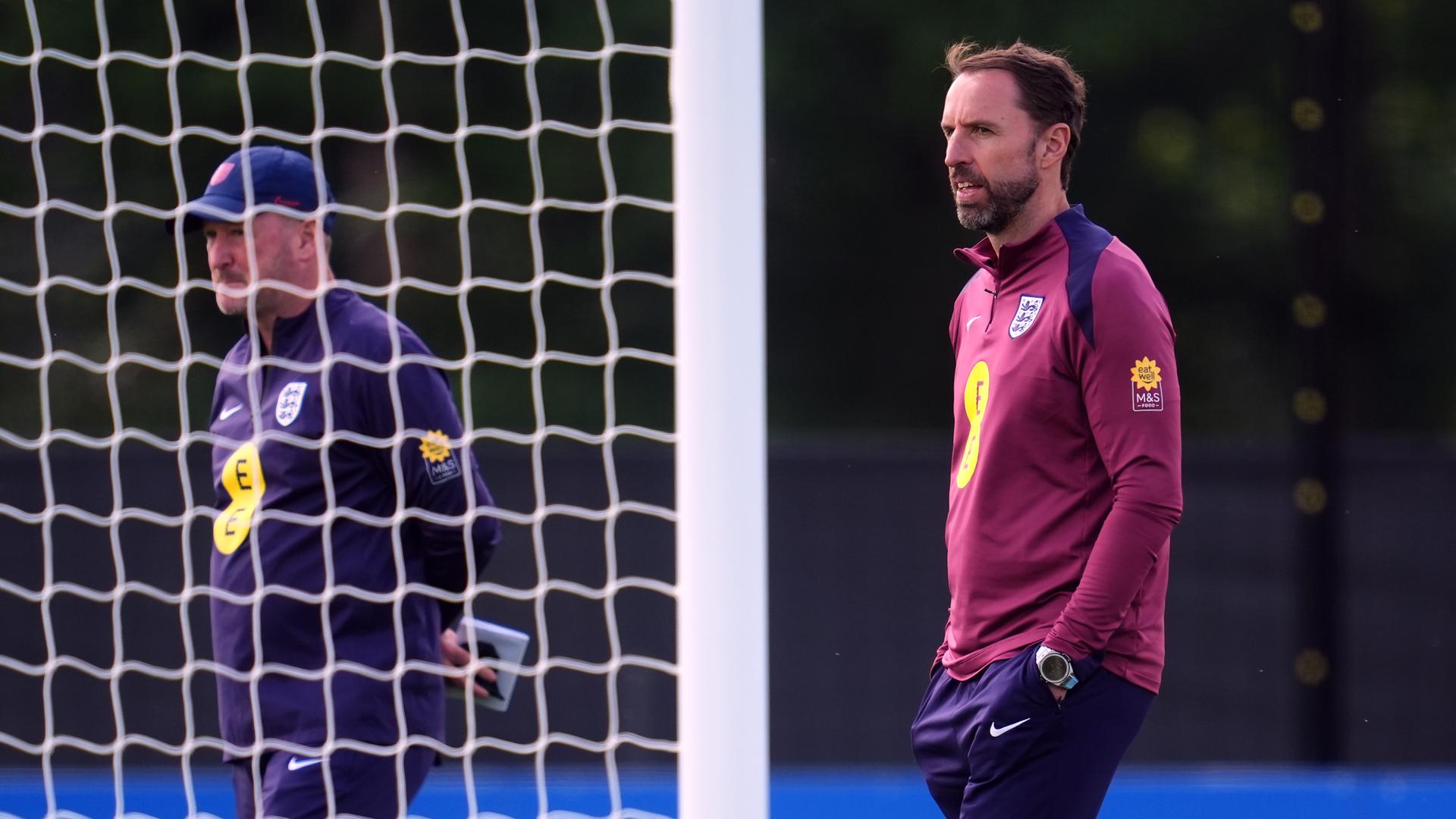 Gareth Southgate, der Trainer der englischen Nationalmannschaft, läuft über den Fußballplatz.