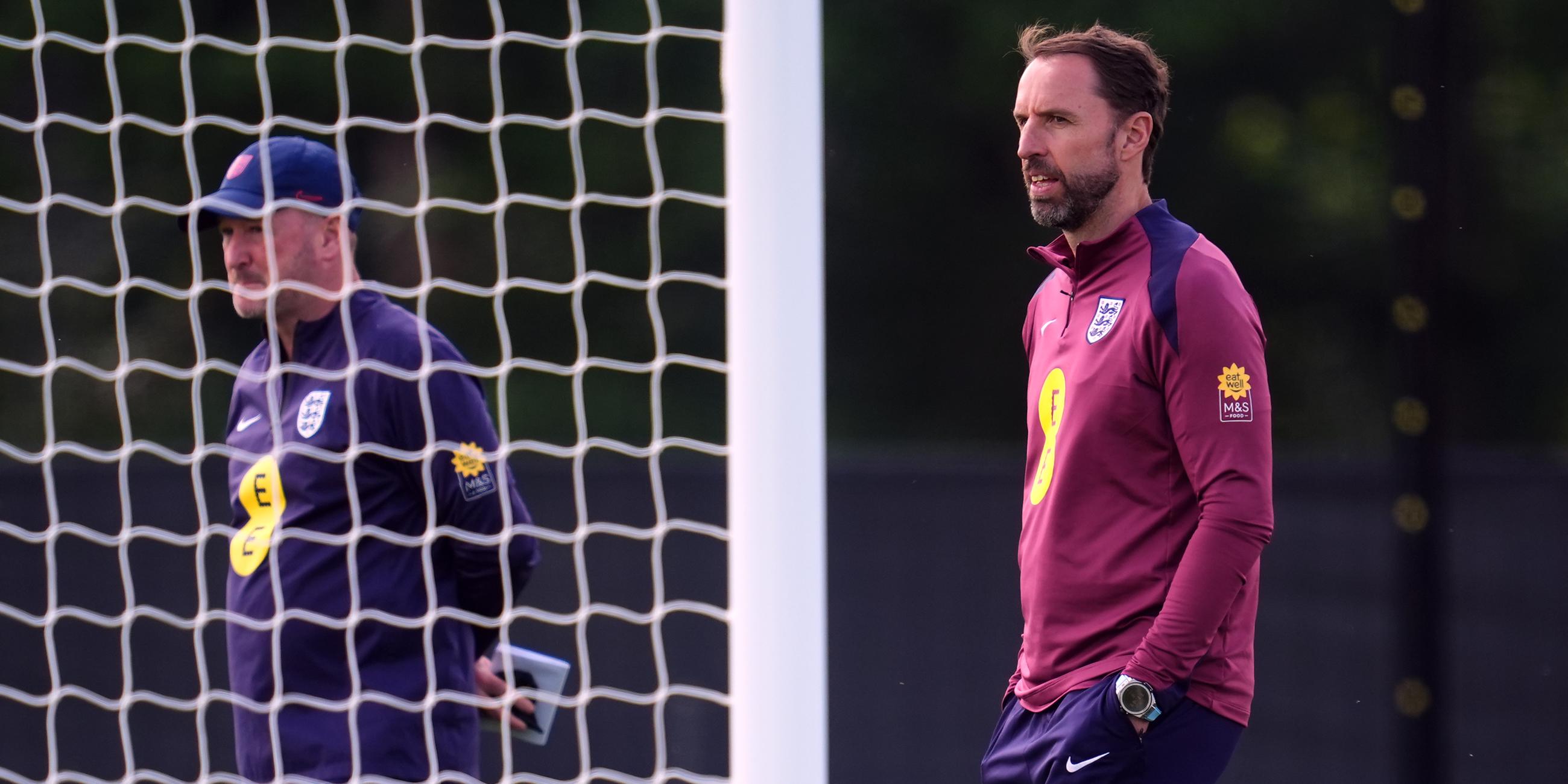 Gareth Southgate, der Trainer der englischen Nationalmannschaft, läuft über den Fußballplatz.