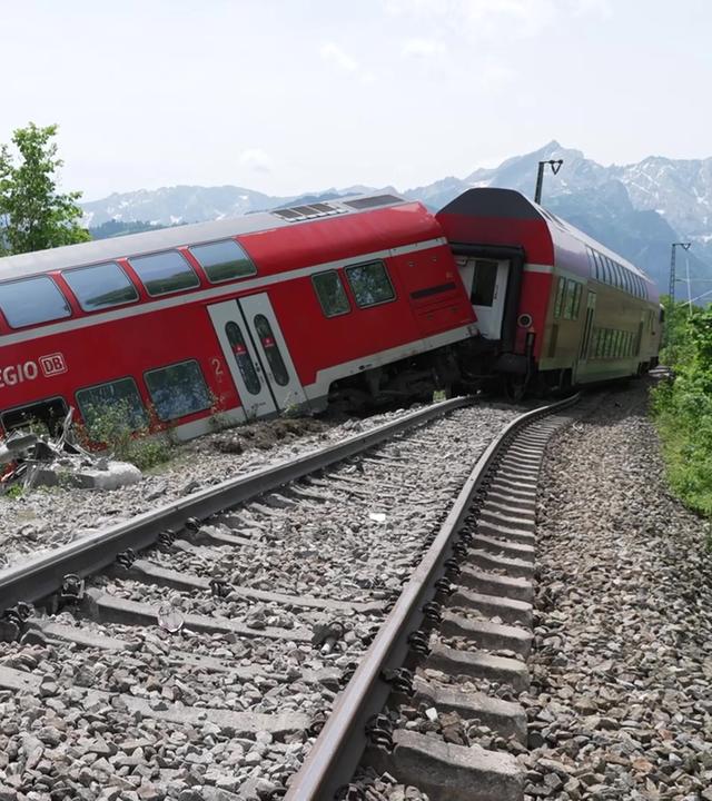 Ein entgleister Zug der deutschen Bahn