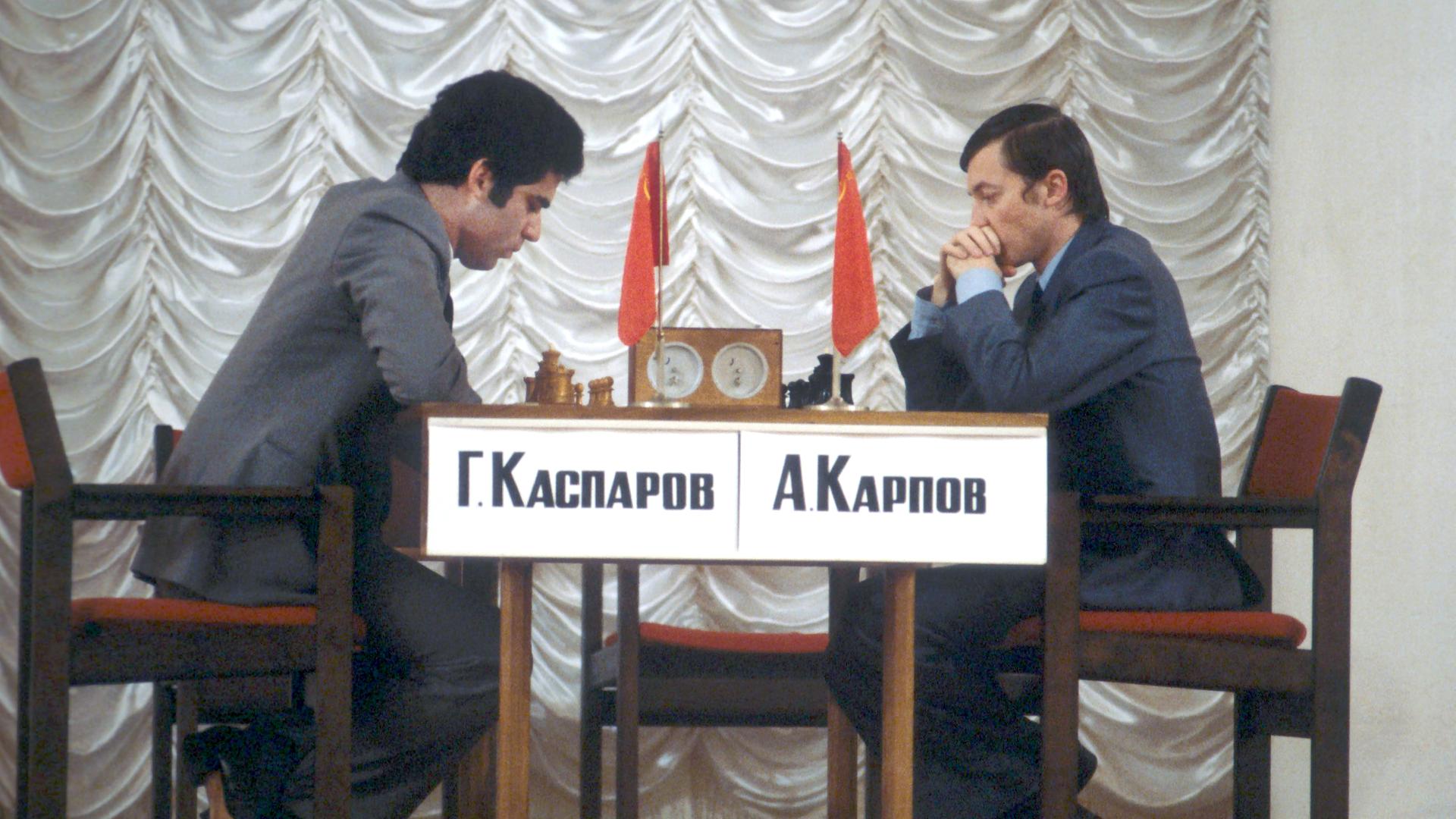 Garri Kasparow (l) und Anatoli Karpow 