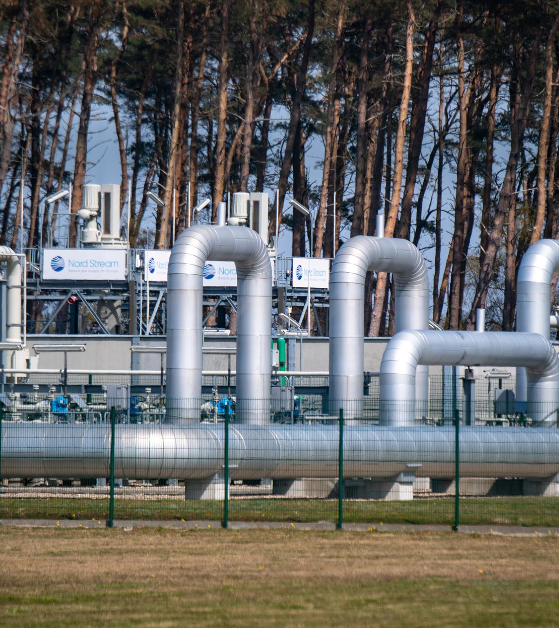 Blick auf Rohrsysteme und Absperrvorrichtungen in der Gasempfangsstation der Ostseepipeline Nord Stream 1 und der Übernahmestation der Ferngasleitung OPAL (Ostsee-Pipeline-Anbindungsleitung). 