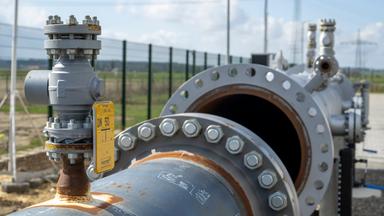 Mehrere Rohre an der Pumpstation der Gastransportleitung "Augusta"