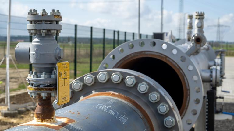 Mehrere Rohre an der Pumpstation der Gastransportleitung "Augusta"