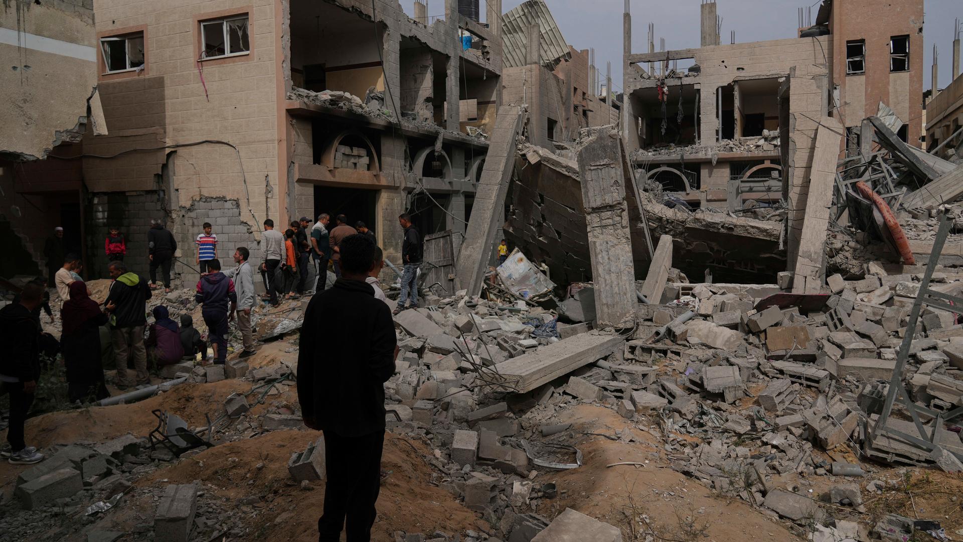 Palästinenser begutachten die Schäden, die ein Luftangriff der israelischen Armee in Khan Younis im Gazastreifen angerichtet hat.