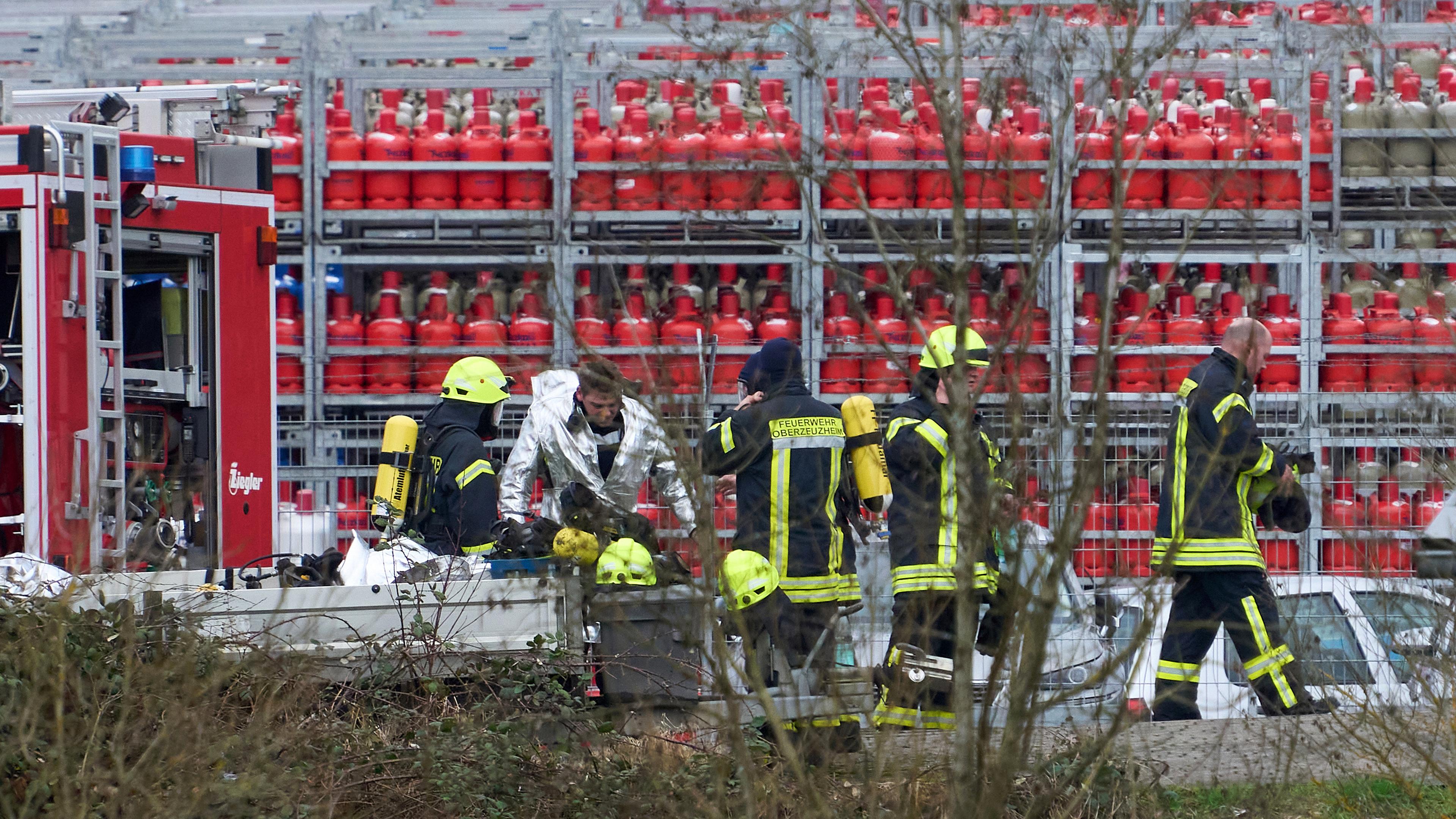 Feuerwehrleute arbeiten auf dem Gelände eines Flüssiggas-Abfüllbetiebes in Hadamar, aufgenommen am 26.02.2024