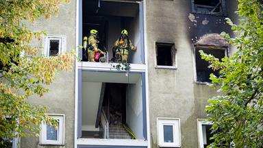 Einsatzkräfte im durch den Brand geschädigten Haus 