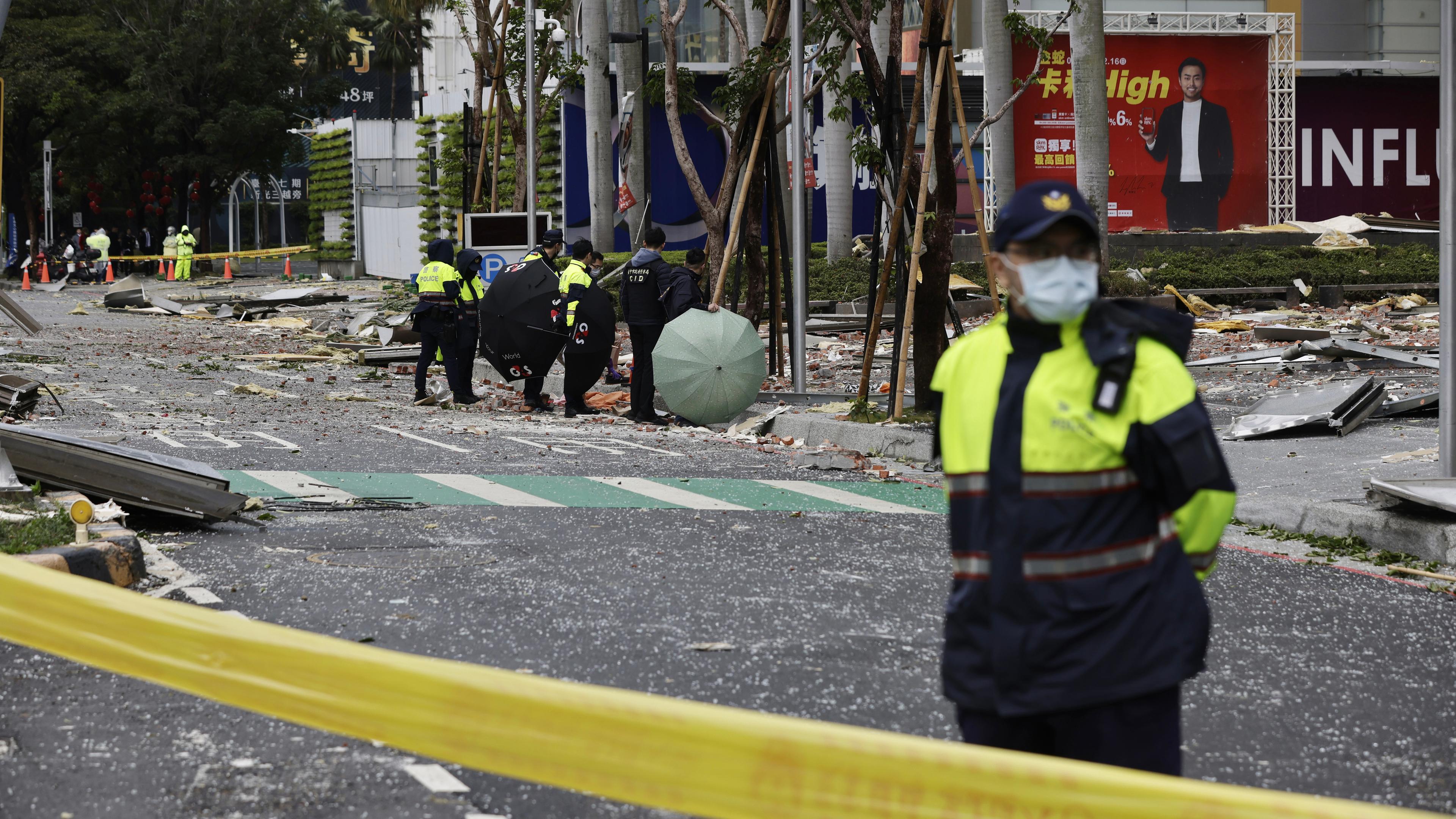 Sicherheitskräfte nach einer Gasexplosion in einem Kaufhaus in Taiwan