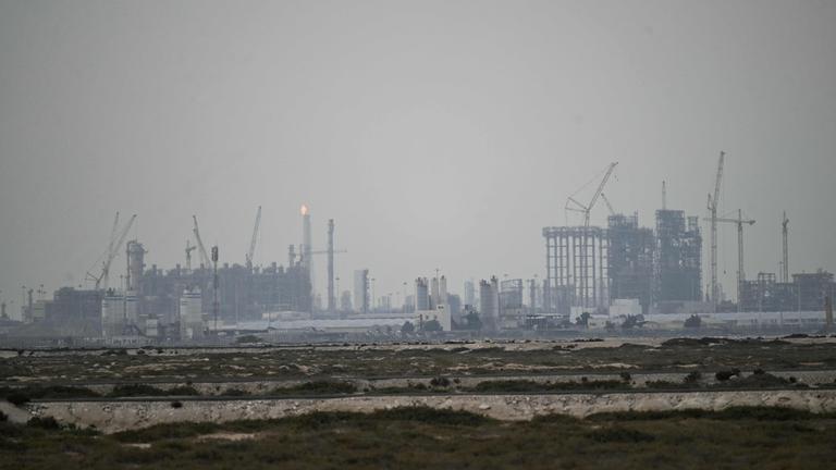  Dieses Foto zeigt die Betriebsanlagen von QatarEnergy in der Ras Laffan Industrial City