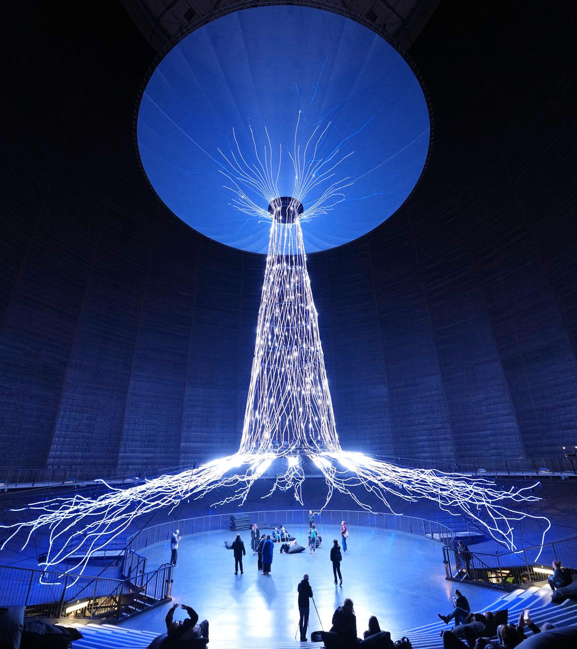 Die Kunstinstallation "Der Baum" im Gasometer bildet durch Licht einen dreimdimensionalen Baum ab.