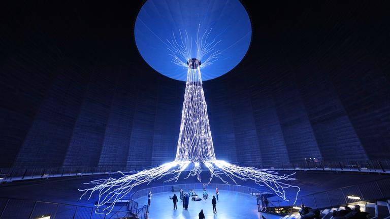 Die Kunstinstallation "Der Baum" im Gasometer bildet durch Licht einen dreimdimensionalen Baum ab.