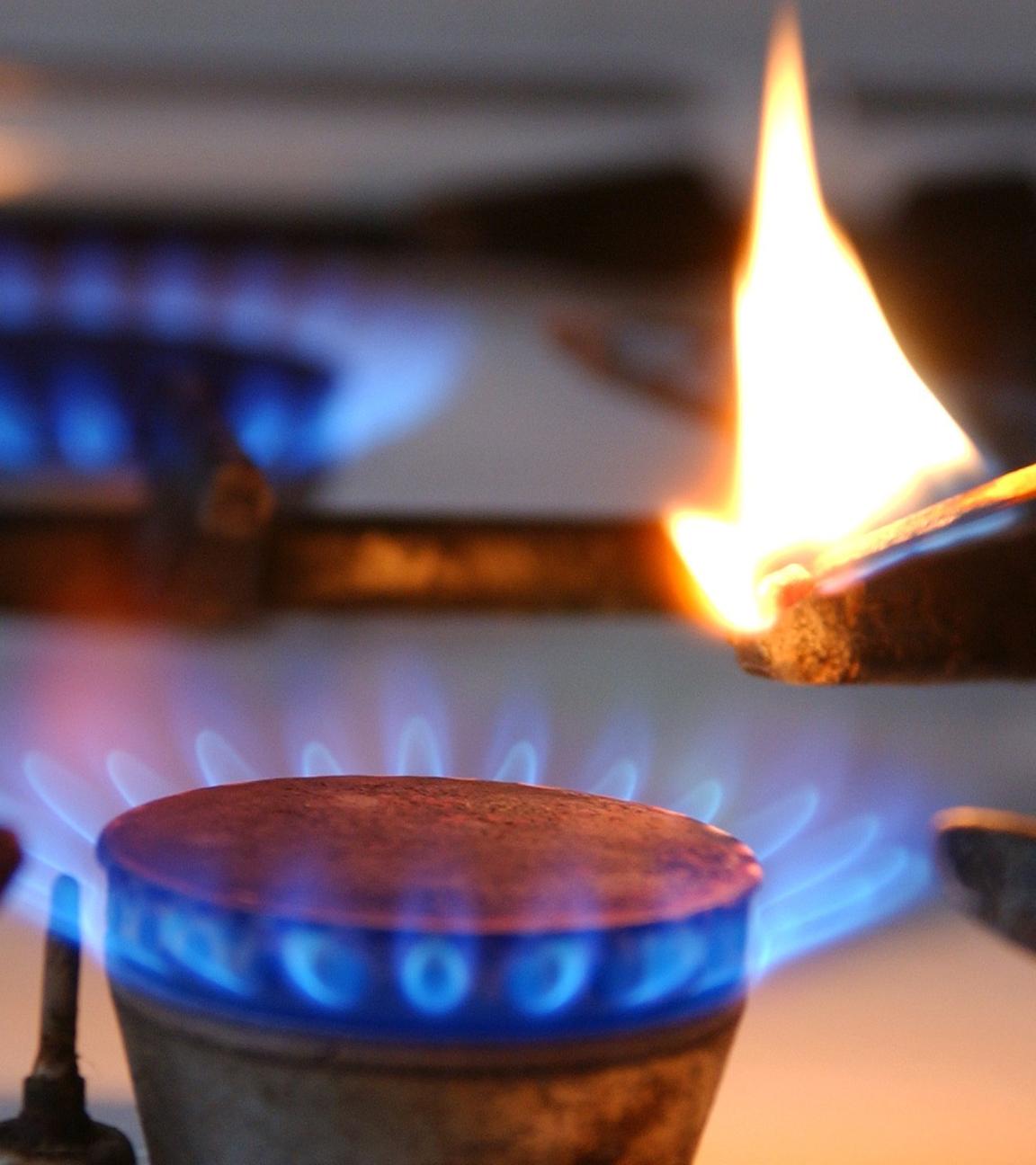 Ein Streichholz entzündet ein Gasflamme