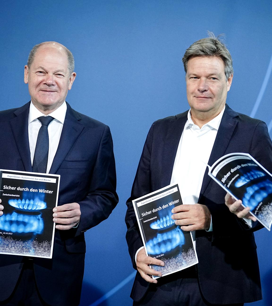 Bundeskanzler Olaf Scholz, Robert Habeck und Christian Lindner halten den Bericht mit dem Vorschlag der Unabhängigen Kommission für Erdgas und Wärme in den Händen.