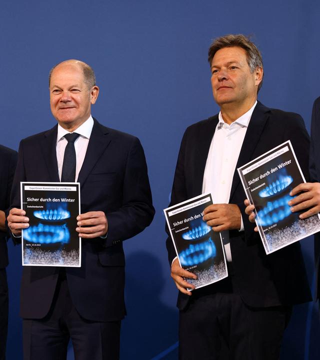 Die PK zu den Vorschlägen der Gasptreiskomission: Michael Zissis Vassiliadis, Siegfried Russwurm, Veronika Grimm,  Olaf Scholz,  Robert Habeck und Christian Lindner