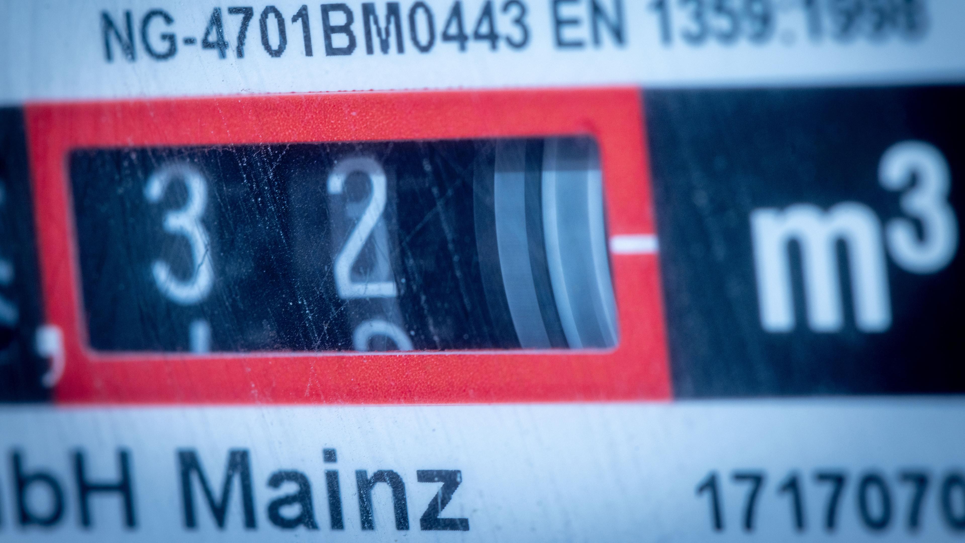 Das Zählwerk in einem Gaszähler dreht sich und zeigt den Verbrauch von Gas in einem Privathaushalt an.