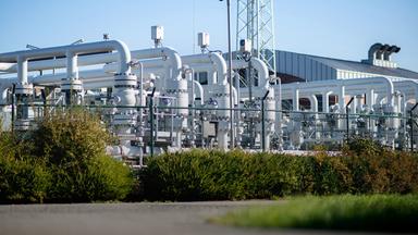 Niedersachsen, Elsfleth: Technische Anlagen stehen auf dem Gelände der Gasspeicheranlage Huntorf des Energieversorgers EWE AG.