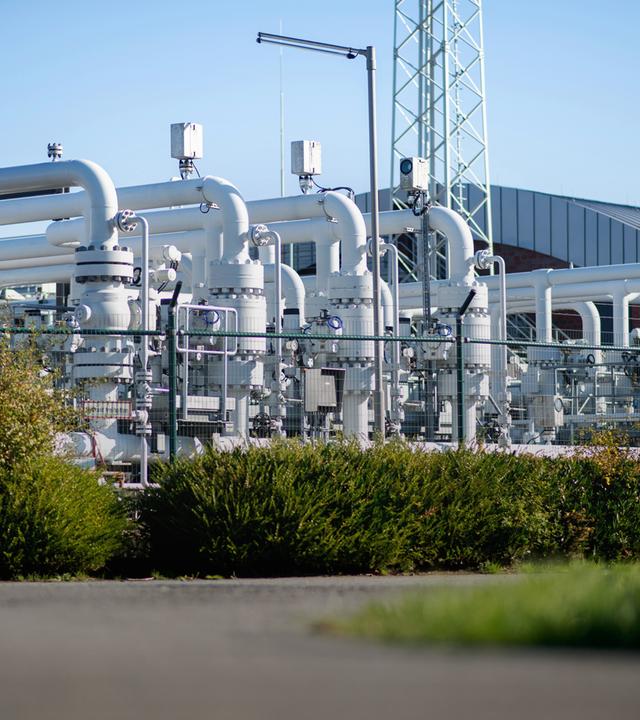 Niedersachsen, Elsfleth: Technische Anlagen stehen auf dem Gelände der Gasspeicheranlage Huntorf des Energieversorgers EWE AG.