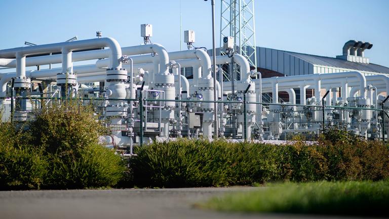 Niedersachsen, Elsfleth: Technische Anlagen stehen auf dem Gelände der Gasspeicheranlage Huntorf des Energieversorgers EWE AG.
