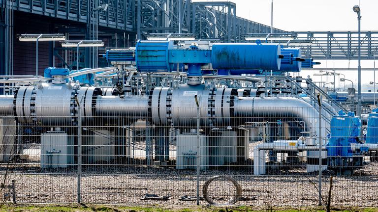Technische Anlagen zur Speicherung von Erdgas in unterirdischen Kavernen stehen auf dem Gelände der Speicherstation Etzel ESE. (Archiv)