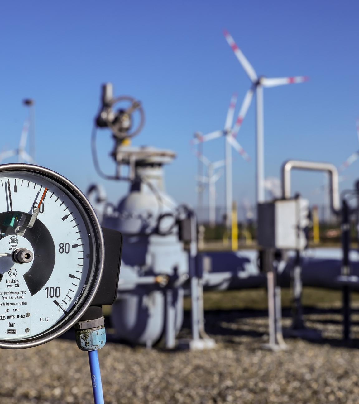 Archiv:  Ein Manometer zeigt den Druck im Erdgasnetz auf dem Gelände des Untergrund-Gasspeichers der VNG AG an.