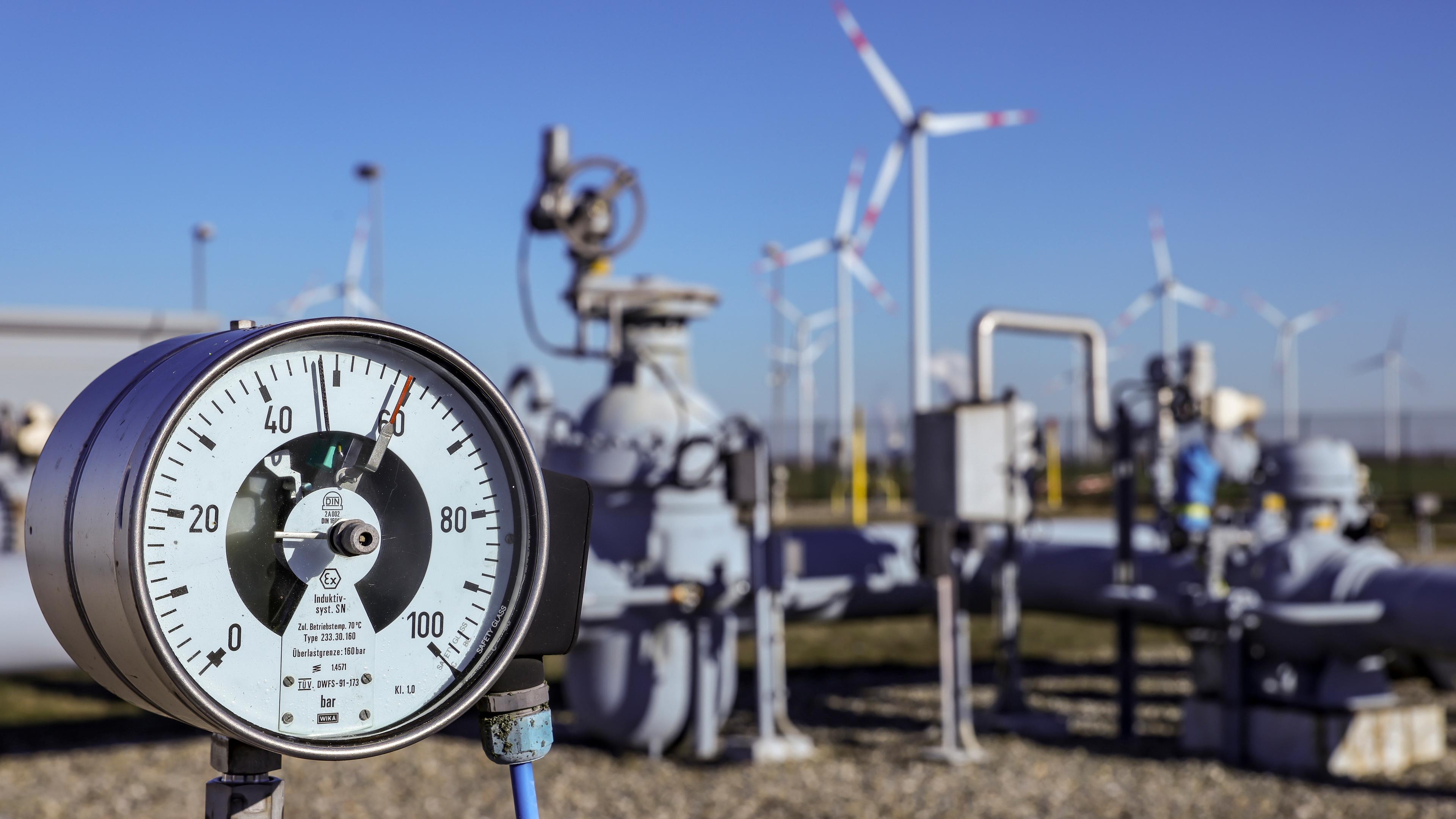 Archiv:  Ein Manometer zeigt den Druck im Erdgasnetz auf dem Gelände des Untergrund-Gasspeichers der VNG AG an.