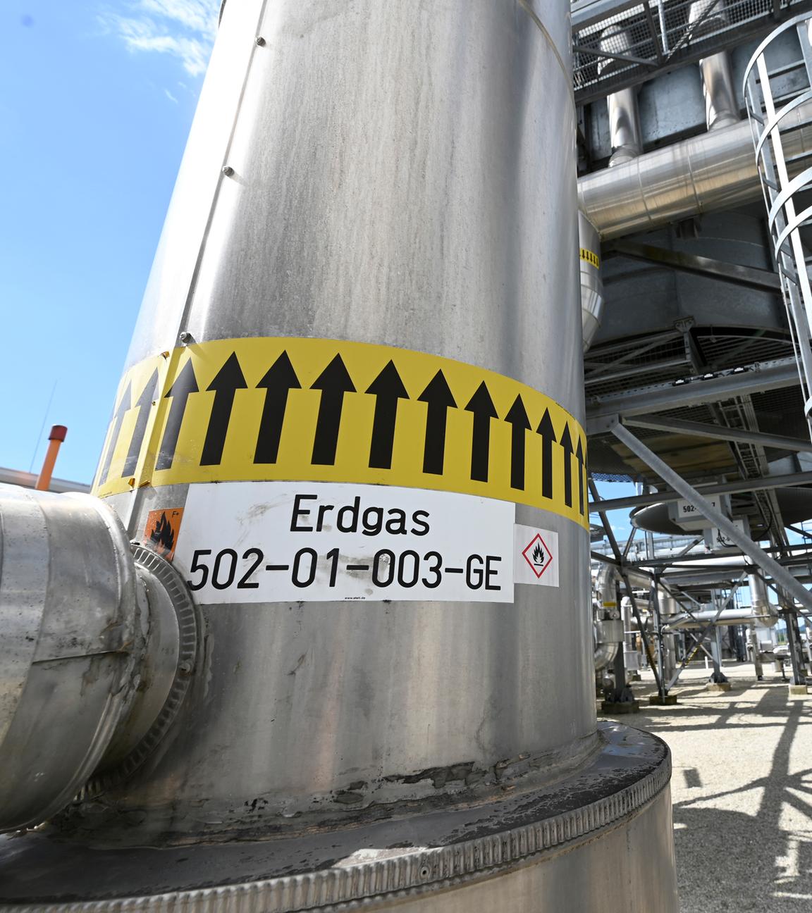 Gasspeicher. Metallische große Rohre, auf denen Erdgas steht.