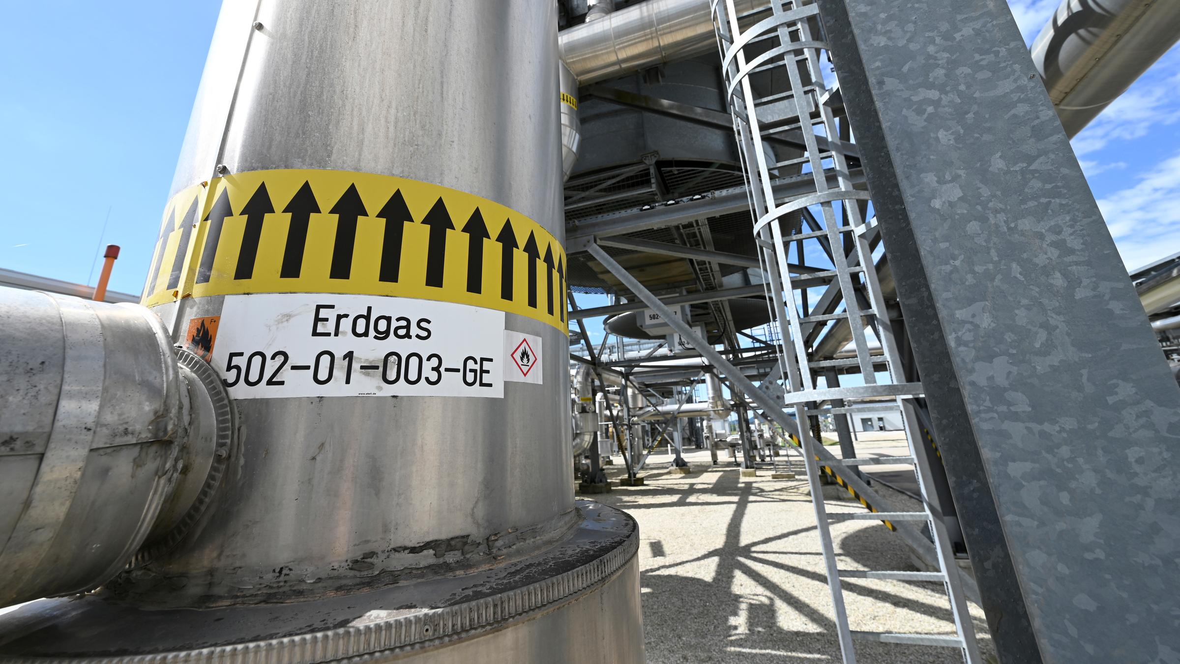 Gasspeicher. Metallische große Rohre, auf denen Erdgas steht.