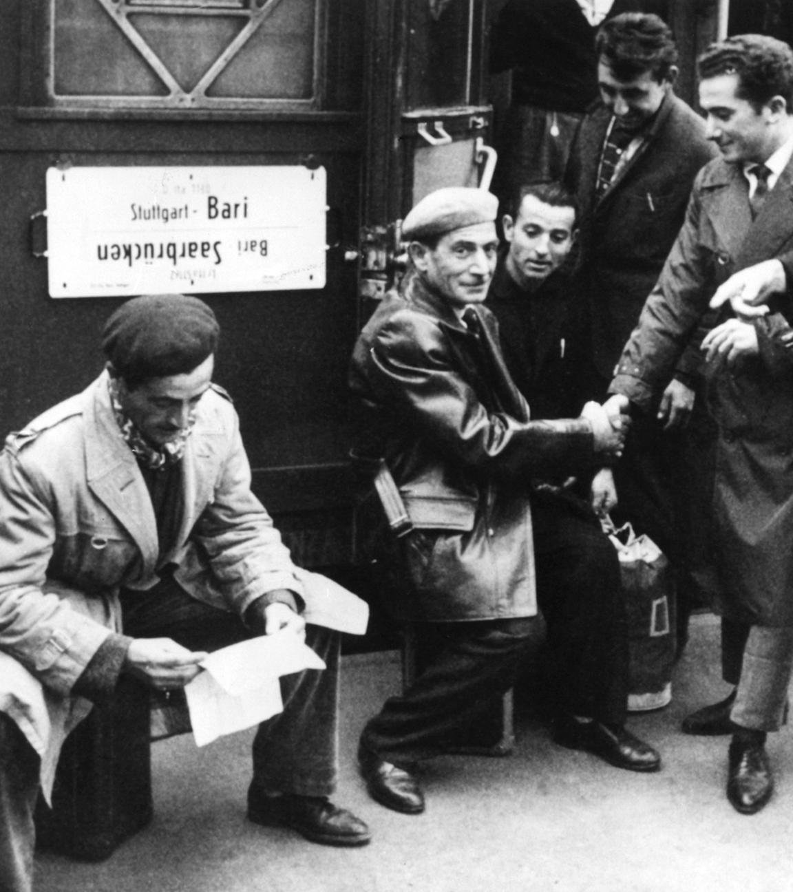 Italienische Gastarbeiter warten im Jahr 1970 auf ihren Zug am Hauptbahnhof in Stuttgart