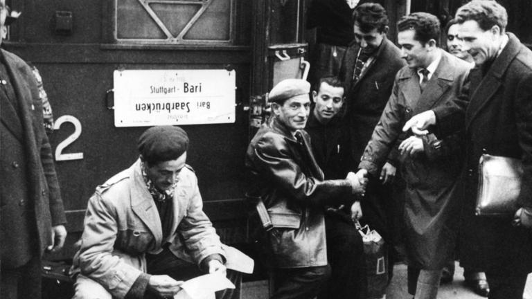 Italienische Gastarbeiter warten im Jahr 1970 auf ihren Zug am Hauptbahnhof in Stuttgart