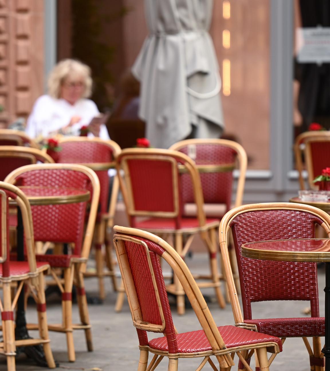 Viele freie Tische gibt es vor einem Café in der neuen Frankfurter Altstadt. (Archiv)