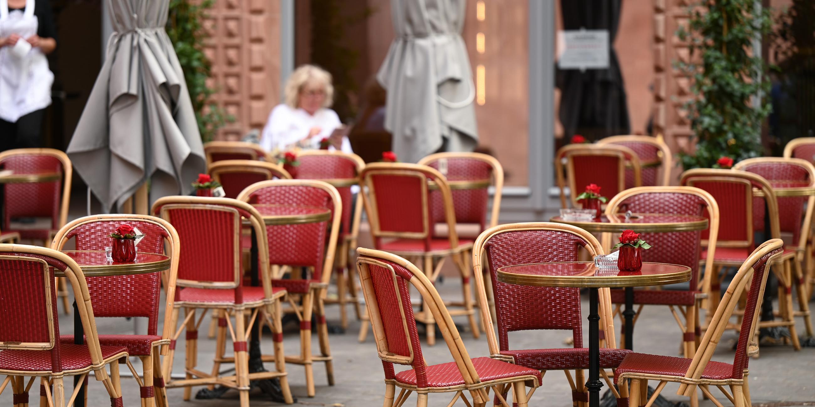 Viele freie Tische gibt es vor einem Café in der neuen Frankfurter Altstadt. (Archiv)
