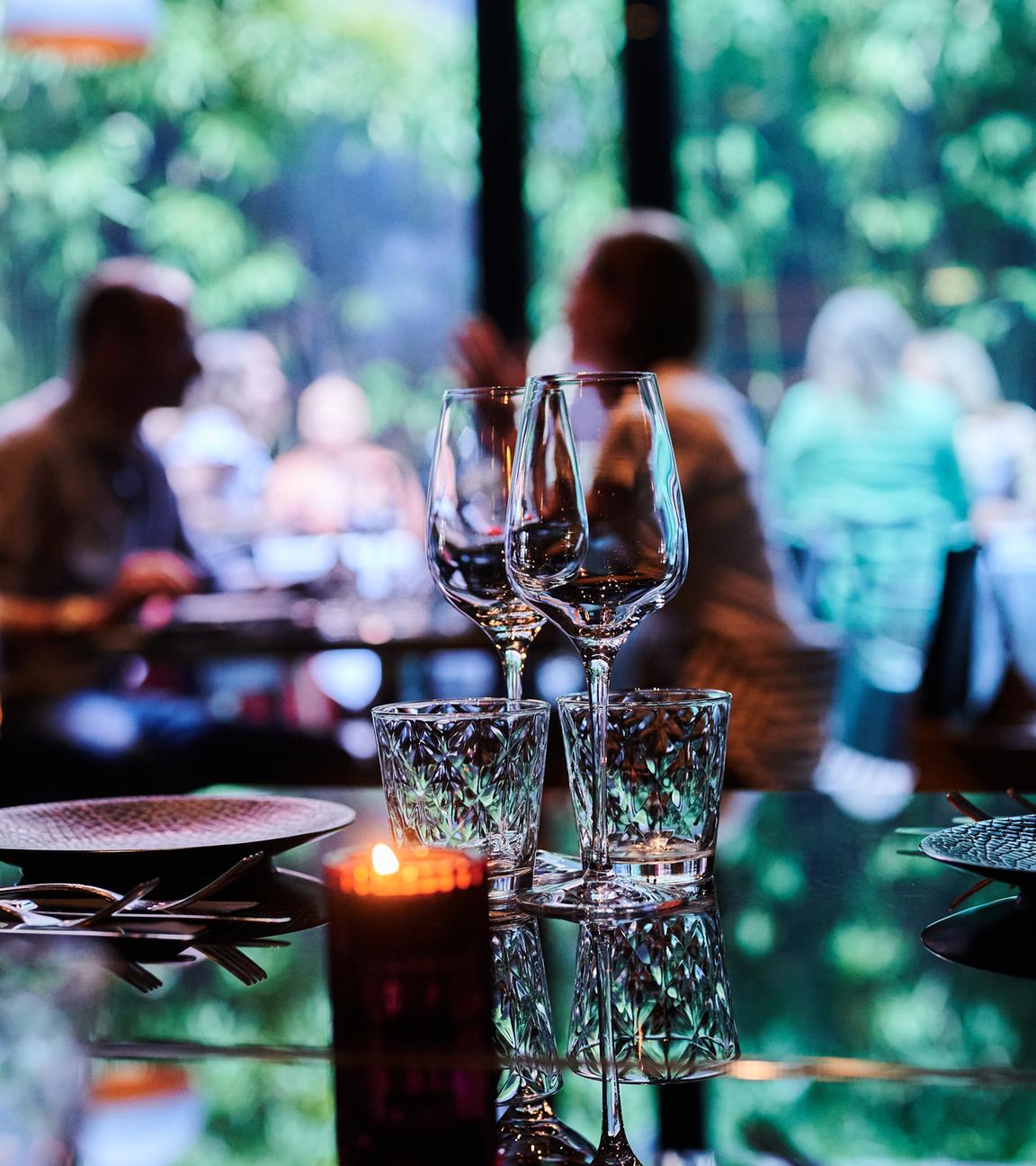 Symbolbild: Gäste sitzen innen und außen in einem Restaurant.