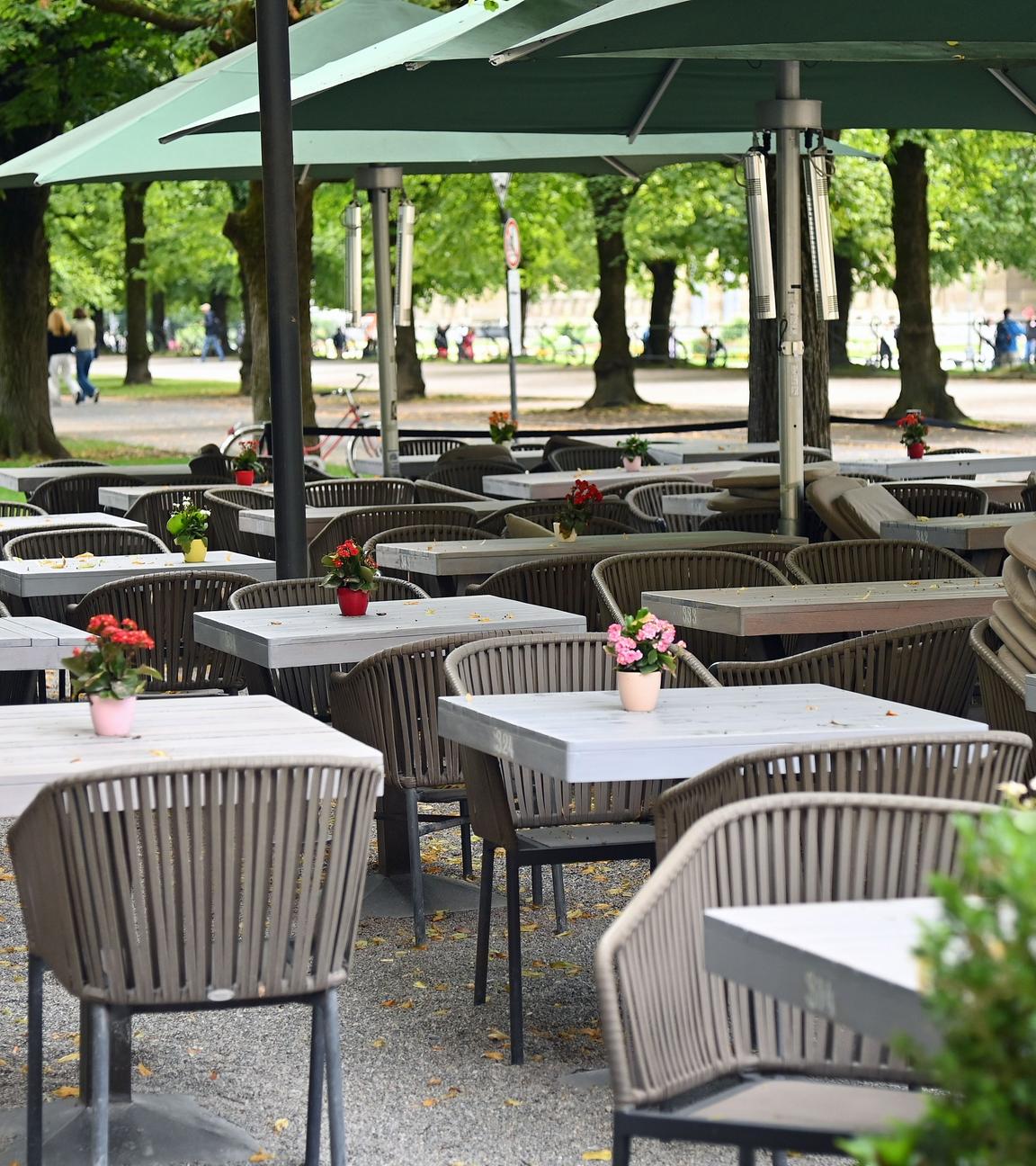 Der Außenbereich einer Gaststätte. Alle Sitzplätze sind leer.