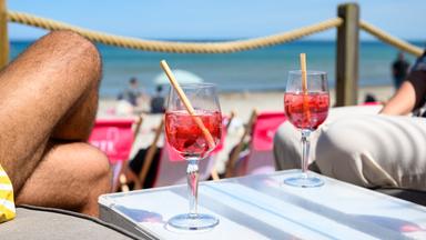 Getränke stehen auf einem Tisch in einer Strandbar an der Ostseeküste