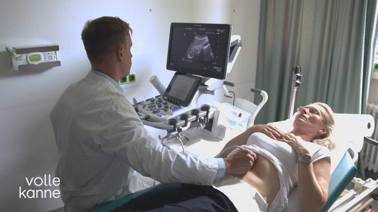 Ein Arzt führt einen Ultraschall bei seiner Patientin durch
