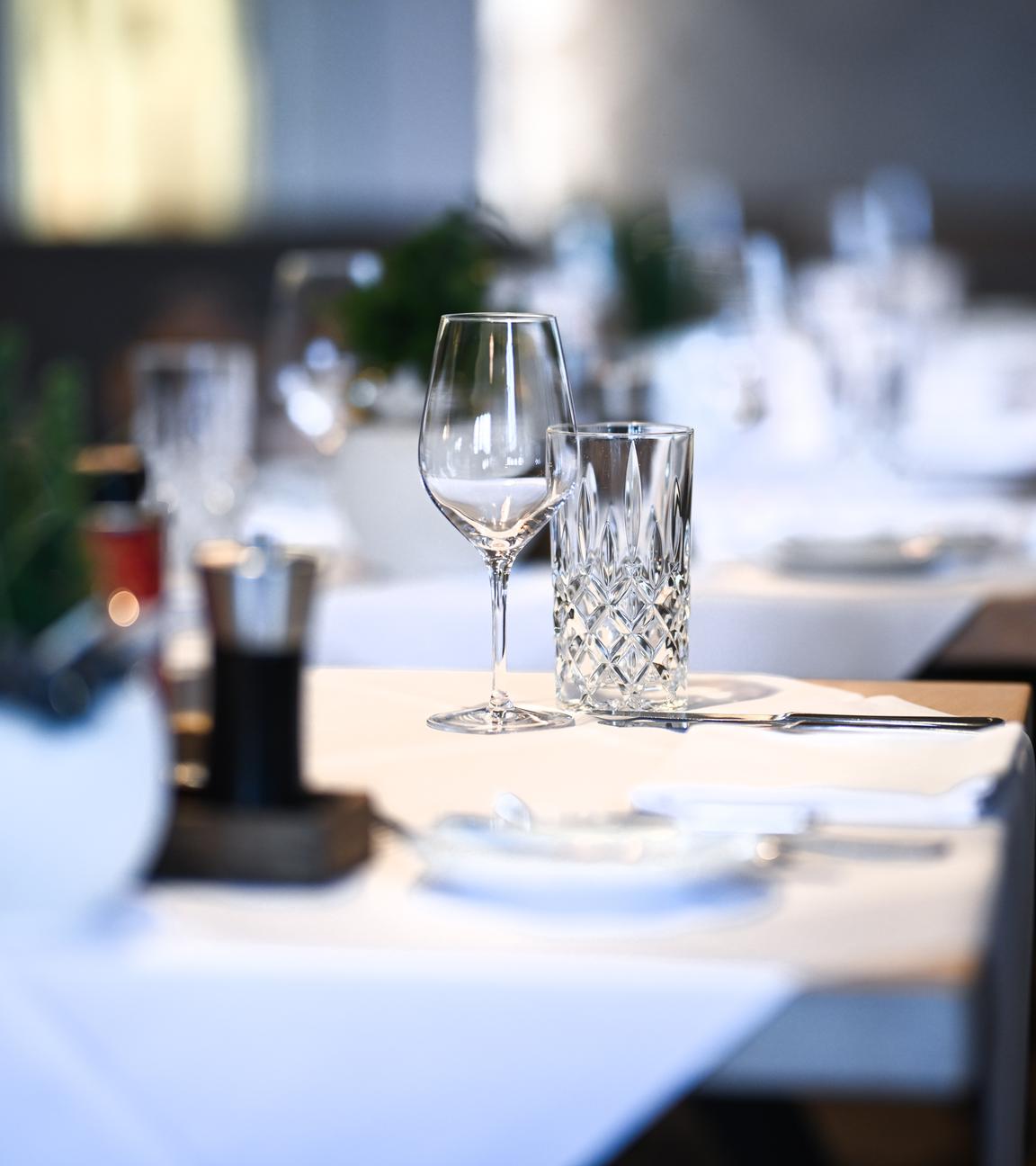 Baden-Württemberg, Immenstaad am Bodensee: Mehrere Tische sind im Hotel und Restaurant Heinzler am See bereits eingedeckt.